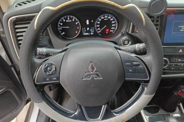 Used Mitsubishi Outlander 2019 2.0L Two-Wheel Drive Comfort Edition 5 Seats China VI Standard Steering Wheel