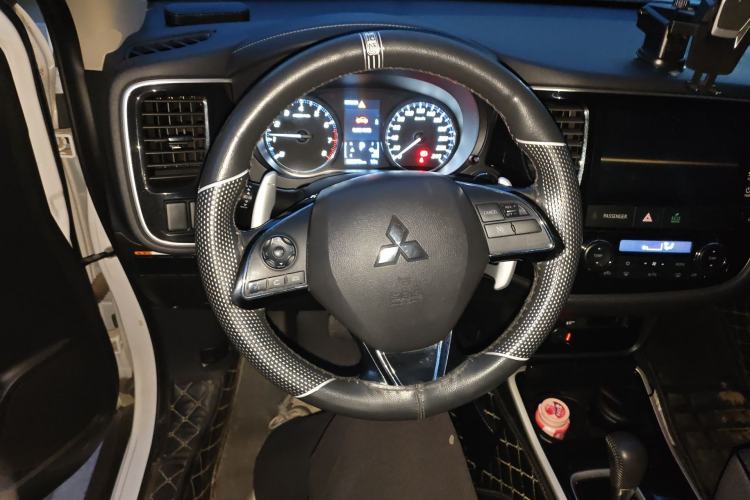Used Mitsubishi Outlander 2019 2.4L 4x4 Zhi Xiang Edition 5 Seats China VI Standard Steering Wheel