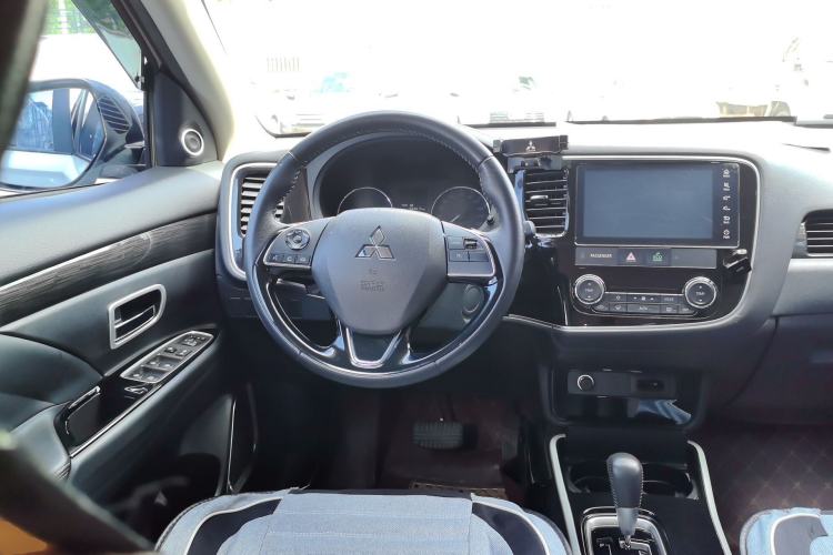 Used Mitsubishi Outlander 2019 2.0L Two-Wheel Drive Comfort Edition 5 Seats China VI Standard Steering Wheel