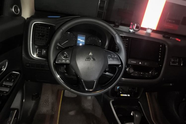 Used Mitsubishi Outlander 2019 2.0L Two-Wheel Drive Comfort Edition 5 Seats China VI Standard Steering Wheel