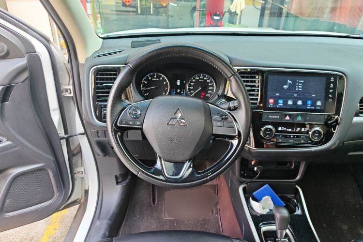 Used Mitsubishi Outlander 2019 2.0L Two-Wheel Drive Comfort Edition 5 Seats China VI Standard Steering Wheel
