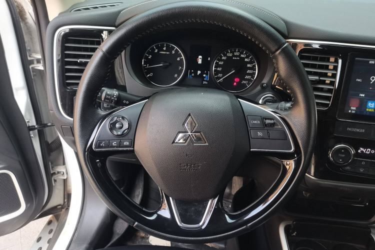Used Mitsubishi Outlander 2019 2.0L Two-Wheel Drive Comfort Edition 5 Seats China VI Standard Steering Wheel