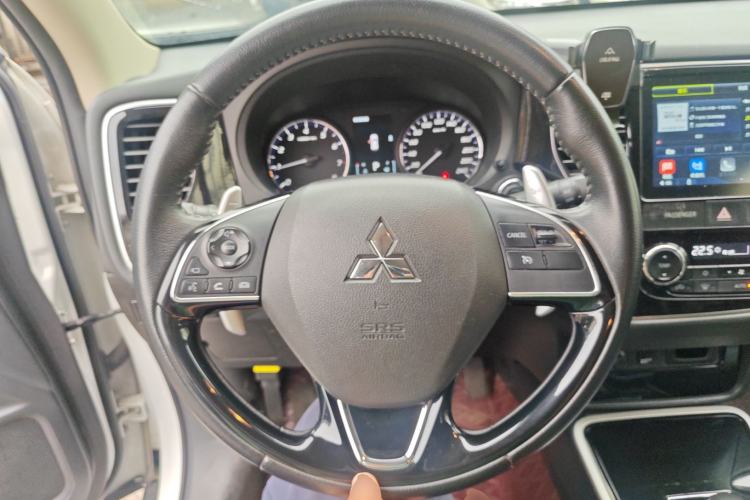 Used Mitsubishi Outlander 2019 2.4L 4x4 Zhi Xiang Edition 7 Seats China VI Standard Steering Wheel