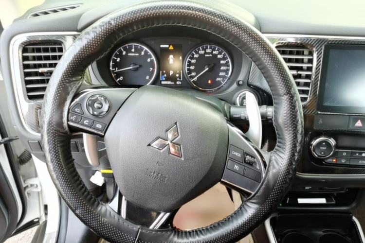 Used Mitsubishi Outlander 2019 2.4L 4x4 Zhi Xiang Edition 7 Seats China VI Standard Steering Wheel