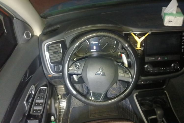 Used Mitsubishi Outlander 2019 2.4L 4x4 Zhi Xiang Edition 7 Seats China V Emission Standard Steering Wheel