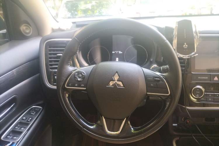 Used Mitsubishi Outlander 2019 2.0L Two-Wheel Drive Comfort Edition 5 Seats China V Standard Steering Wheel