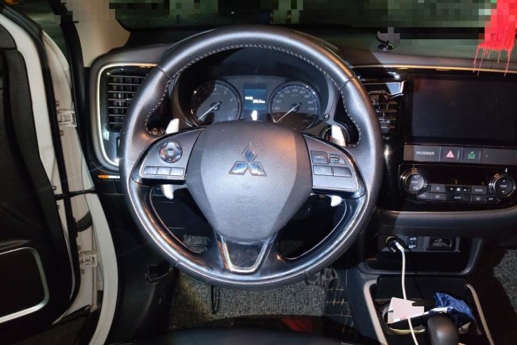 Used Mitsubishi Outlander 2019 2.4L 4x4 Zhi Xiang Edition 5 Seats China V Emission Standard Steering Wheel