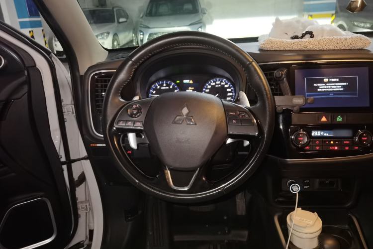 Used Mitsubishi Outlander 2019 2.4L 4x4 Zhi Xiang Edition 5 Seats China V Emission Standard Steering Wheel