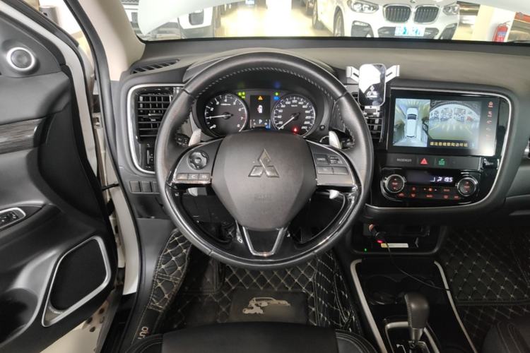 Used Mitsubishi Outlander 2019 2.0L Two-Wheel Drive Comfort Edition 7-Seater China VI Standard Steering Wheel