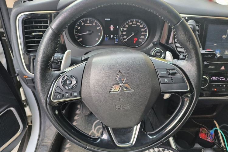 Used Mitsubishi Outlander 2019 2.4L 4x4 Zhi Xiang Edition 7 Seats China VI Standard Steering Wheel