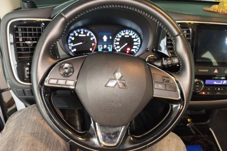 Used Mitsubishi Outlander 2019 2.0L Two-Wheel Drive Comfort Edition 5 Seats China VI Standard Steering Wheel