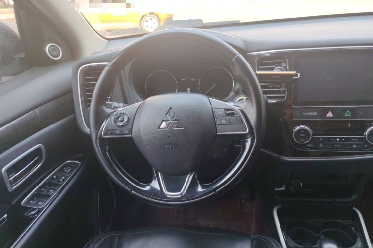 Used Mitsubishi Outlander 2019 2.0L Two-Wheel Drive Comfort Edition 5 Seats China V Standard Steering Wheel