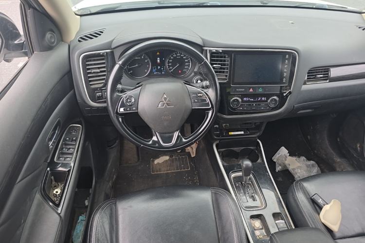 Used Mitsubishi Outlander 2019 2.0L Two-Wheel Drive Comfort Edition 5 Seats China VI Standard Steering Wheel