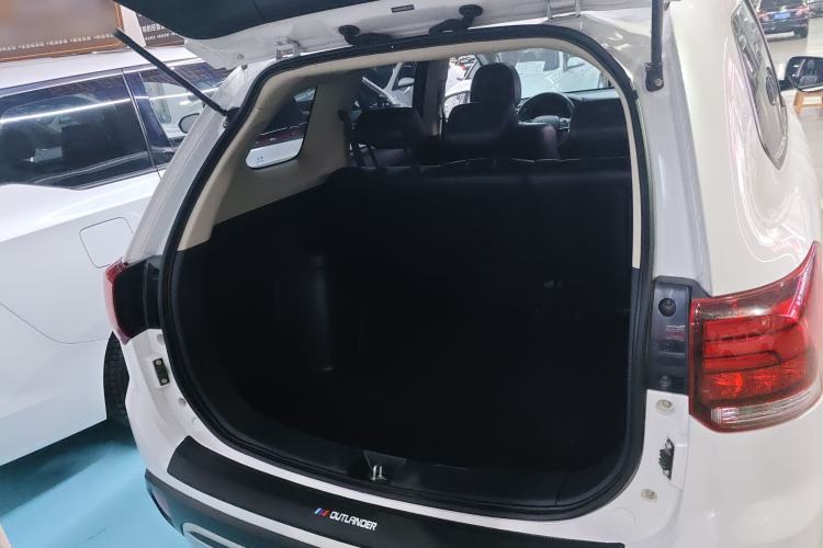 Used Mitsubishi Outlander 2019 2.0L Two-Wheel Drive Comfort Edition 5 Seats China VI Standard Trunk