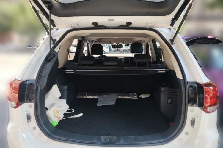 Used Mitsubishi Outlander 2019 2.4L 4x4 Zhi Xiang Edition 7 Seats China VI Standard Trunk
