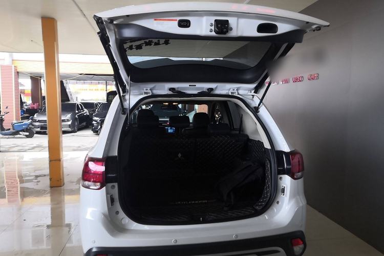 Used Mitsubishi Outlander 2019 2.4L 4x4 Zhi Xiang Edition 5 Seats China VI Standard Trunk