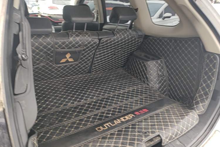 Used Mitsubishi Outlander 2019 2.4L 4x4 Zhi Xiang Edition 5 Seats China VI Standard Trunk