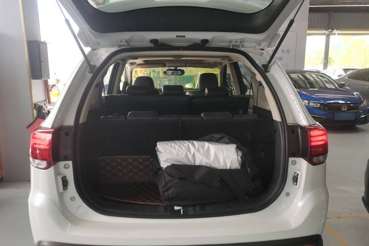 Used Mitsubishi Outlander 2019 2.0L Two-Wheel Drive Comfort Edition 7-Seater China VI Standard Trunk