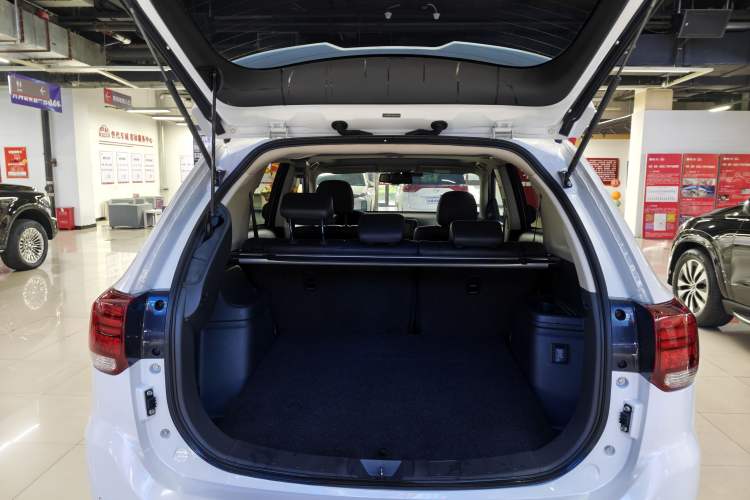 Used Mitsubishi Outlander 2019 2.4L 4x4 Zhi Xiang Edition 5 Seats China VI Standard Trunk