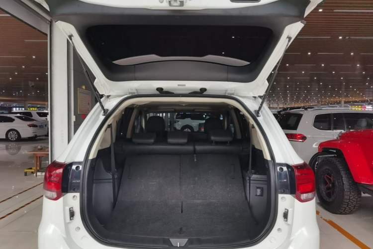 Used Mitsubishi Outlander 2019 2.0L Two-Wheel Drive Comfort Edition 7-Seater China VI Standard Trunk