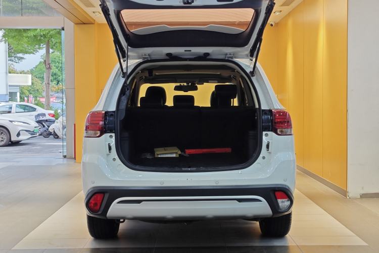 Used Mitsubishi Outlander 2019 2.4L 4x4 Zhi Xiang Edition 5 Seats China V Emission Standard Trunk