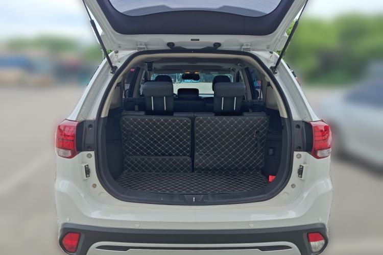 Used Mitsubishi Outlander 2019 2.0L Two-Wheel Drive Comfort Edition 7-Seater China VI Standard Trunk