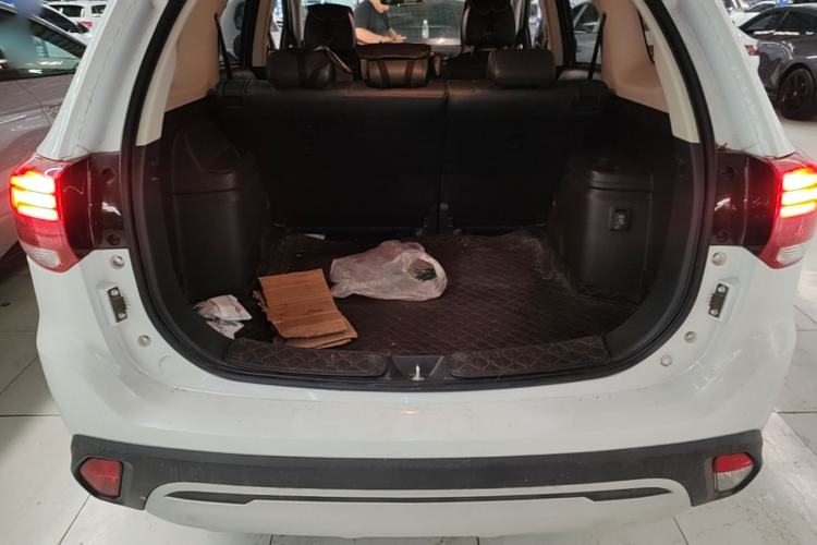 Used Mitsubishi Outlander 2019 2.0L Two-Wheel Drive Comfort Edition 5 Seats China VI Standard Trunk