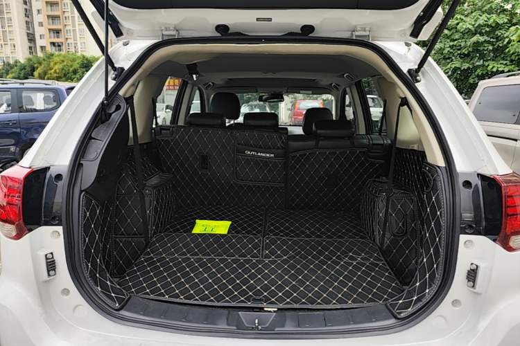 Used Mitsubishi Outlander 2019 2.4L 4x4 Zhi Xiang Edition 7 Seats China VI Standard Trunk