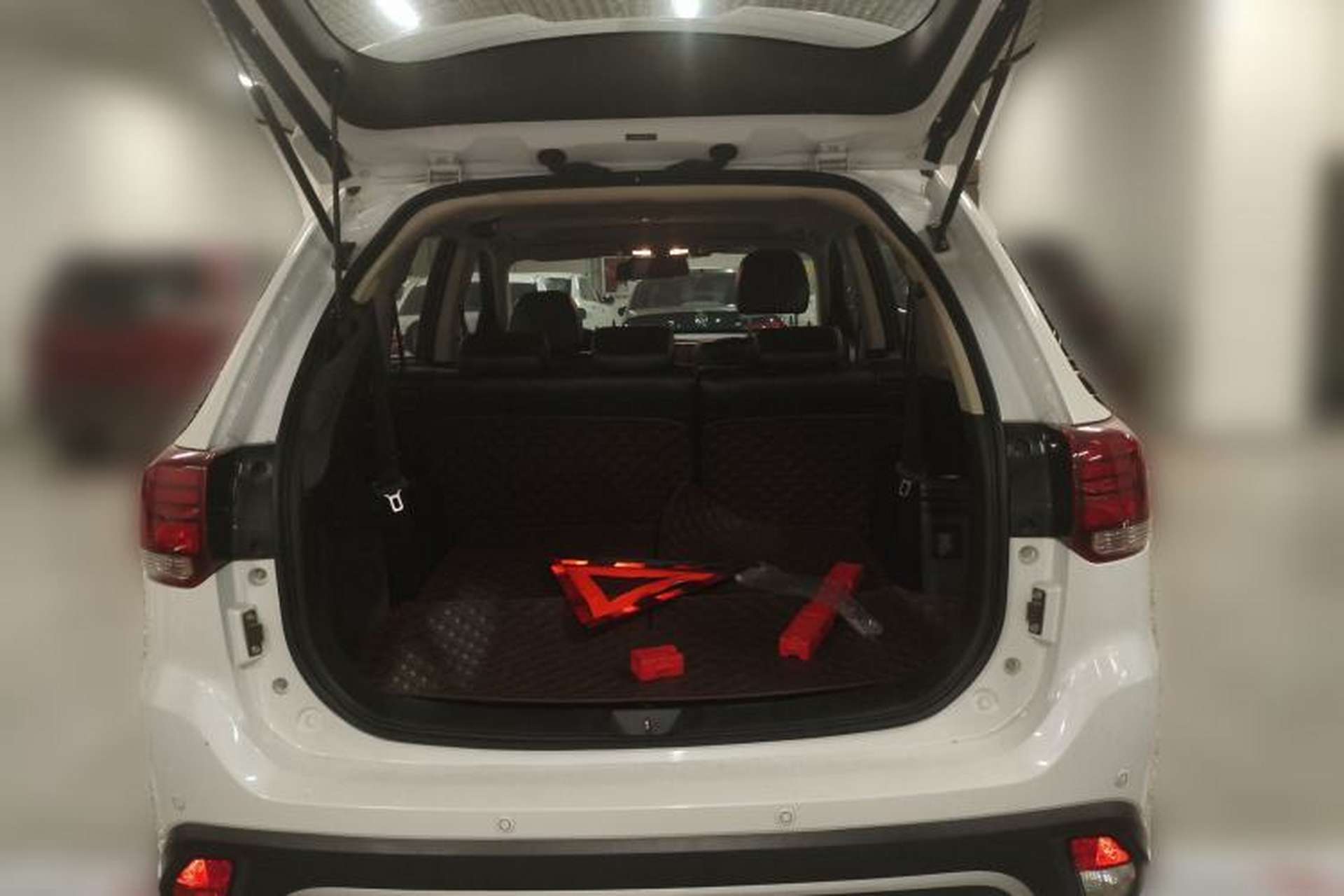 Used Mitsubishi Outlander 2019 2.4L 4x4 Zhi Xiang Edition 7 Seats China VI Standard Trunk