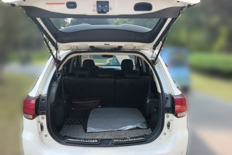 Used Mitsubishi Outlander 2019 2.4L 4x4 Zhi Xiang Edition 7 Seats China VI Standard Trunk