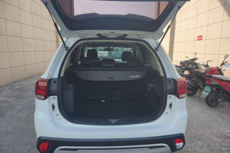 Used Mitsubishi Outlander 2019 2.0L Two-Wheel Drive Comfort Edition 5 Seats China VI Standard Trunk