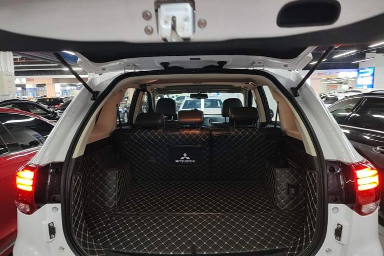 Used Mitsubishi Outlander 2019 2.0L Two-Wheel Drive Comfort Edition 5 Seats China VI Standard Trunk