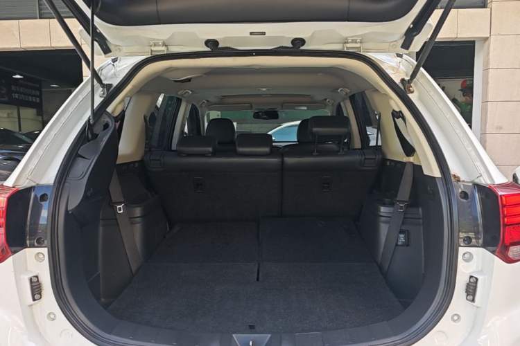 Used Mitsubishi Outlander 2019 2.4L 4x4 Zhi Xiang Edition 7 Seats China VI Standard Trunk