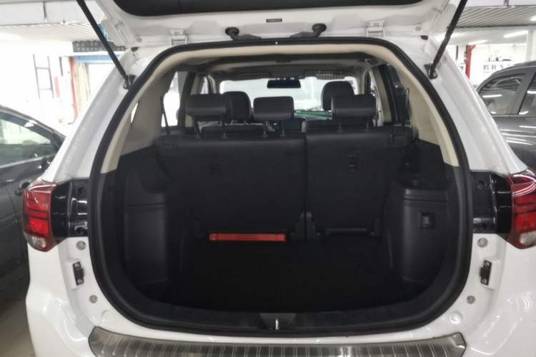 Used Mitsubishi Outlander 2019 2.0L Two-Wheel Drive Comfort Edition 5 Seats China V Standard Trunk