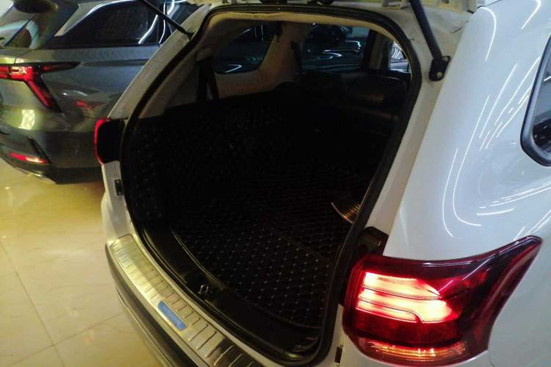 Used Mitsubishi Outlander 2019 2.0L Two-Wheel Drive Comfort Edition 7-Seater China VI Standard Trunk