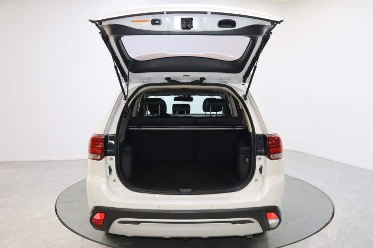 Used Mitsubishi Outlander 2019 2.4L 4x4 Zhi Xiang Edition 5 Seats China V Emission Standard Trunk