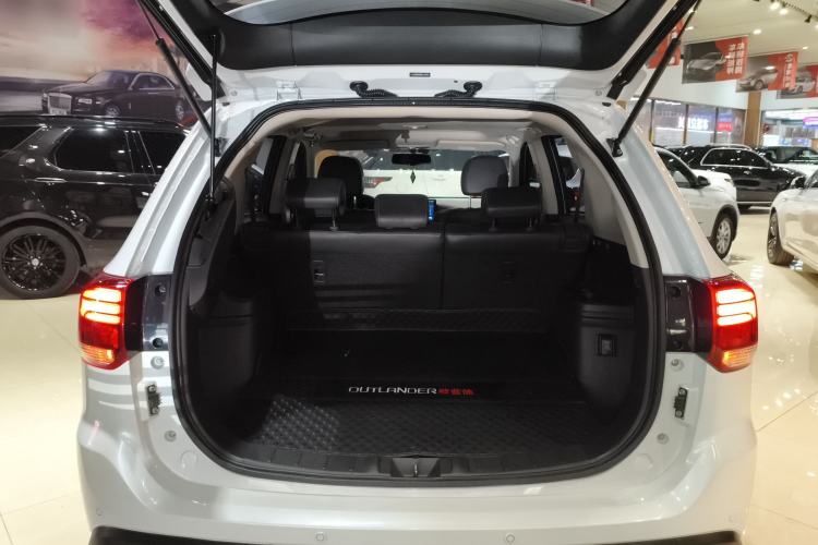 Used Mitsubishi Outlander 2019 2.4L 4x4 Zhi Xiang Edition 5 Seats China VI Standard Trunk