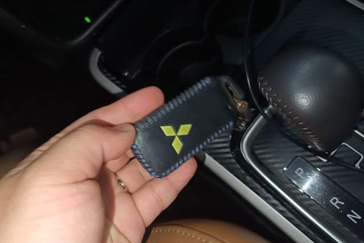 Used Mitsubishi Outlander 2019 2.4L 4x4 Zhi Xiang Edition 5 Seats China V Emission Standard Vehicle Key