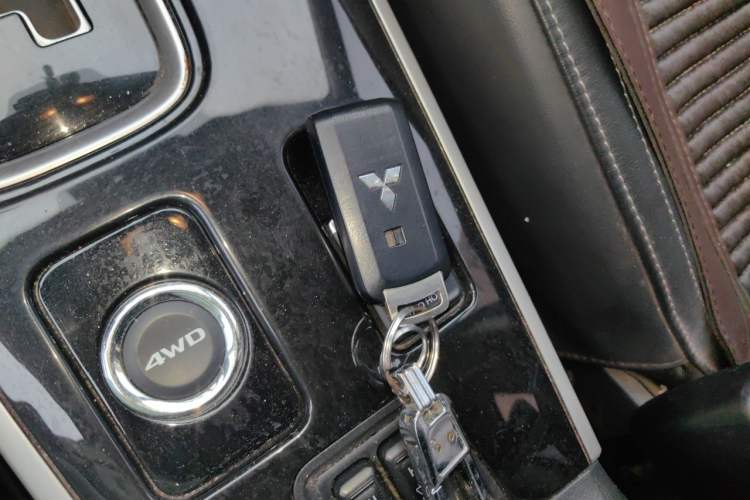 Used Mitsubishi Outlander 2019 2.4L 4x4 Zhi Xiang Edition 5 Seats China VI Standard Vehicle Key