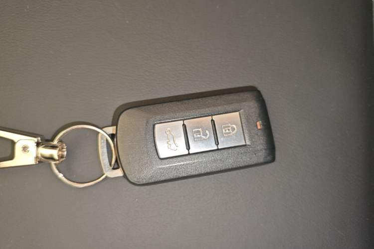 Used Mitsubishi Outlander 2019 2.4L 4x4 Zhi Xiang Edition 5 Seats China VI Standard Vehicle Key