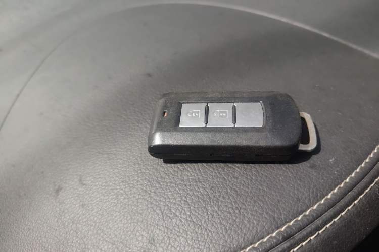 Used Mitsubishi Outlander 2019 2.0L Two-Wheel Drive Comfort Edition 5 Seats China VI Standard Vehicle Key