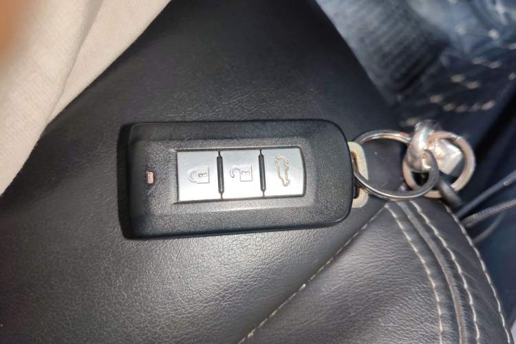 Used Mitsubishi Outlander 2019 2.4L 4x4 Zhi Xiang Edition 7 Seats China V Emission Standard Vehicle Key