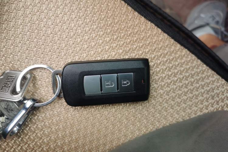 Used Mitsubishi Outlander 2019 2.0L Two-Wheel Drive Comfort Edition 5 Seats China VI Standard Vehicle Key