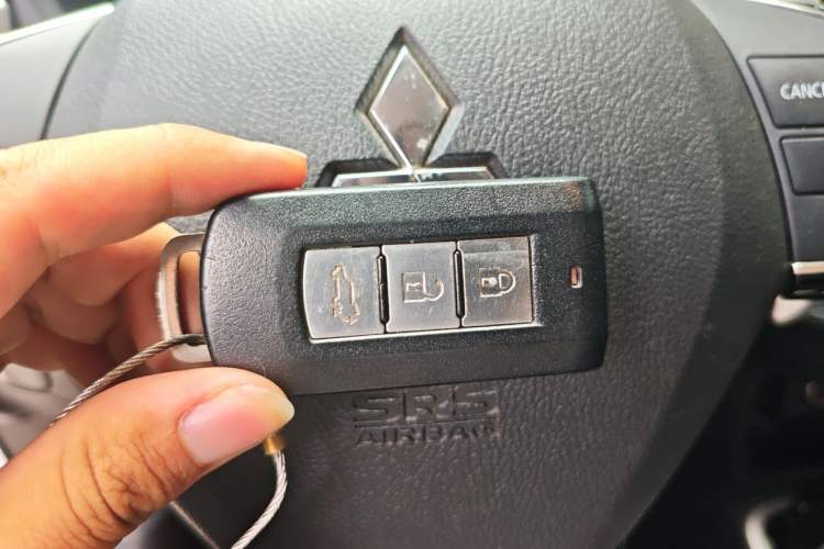 Used Mitsubishi Outlander 2019 2.4L 4x4 Zhi Xiang Edition 5 Seats China V Emission Standard Vehicle Key