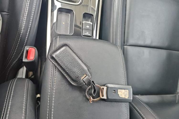 Used Mitsubishi Outlander 2019 2.0L Two-Wheel Drive Comfort Edition 5 Seats China VI Standard Vehicle Key