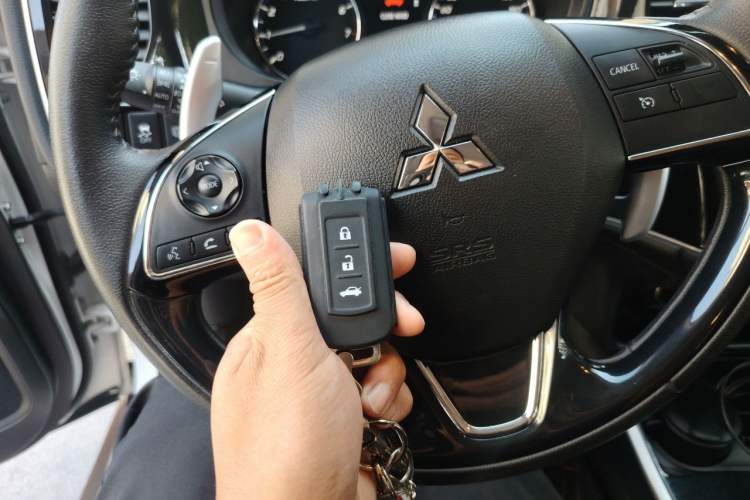 Used Mitsubishi Outlander 2019 2.4L 4x4 Zhi Xiang Edition 7 Seats China VI Standard Vehicle Key