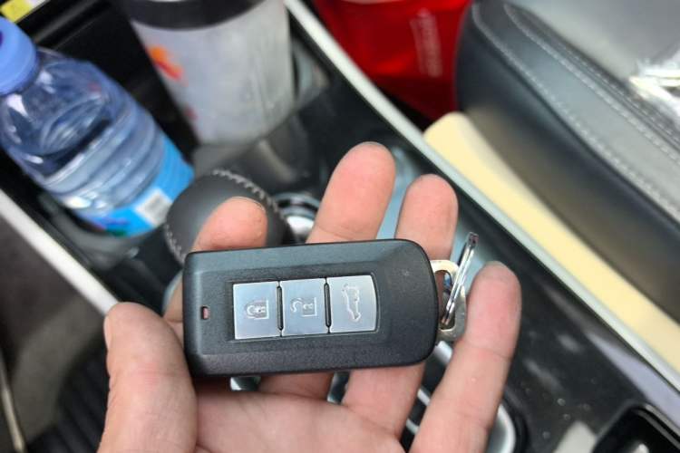 Used Mitsubishi Outlander 2019 2.4L 4x4 Zhi Xiang Edition 7 Seats China VI Standard Vehicle Key