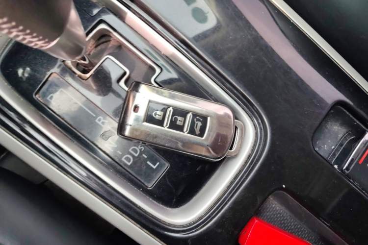 Used Mitsubishi Outlander 2019 2.0L Two-Wheel Drive Comfort Edition 7 Seats China V Emission Standard Vehicle Key