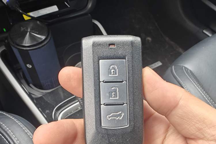 Used Mitsubishi Outlander 2019 2.4L Two-Wheel Drive ZhiXing Version 5 Seats China V Emission Standard Vehicle Key