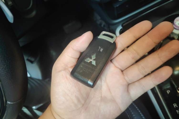 Used Mitsubishi Outlander 2019 2.4L 4x4 Zhi Xiang Edition 7 Seats China VI Standard Vehicle Key
